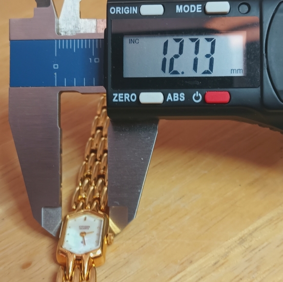 Citizen Petite Gold tone case with Mother Of Pearl Dial 2 Gold  Hand Movement - Picture 6 of 16